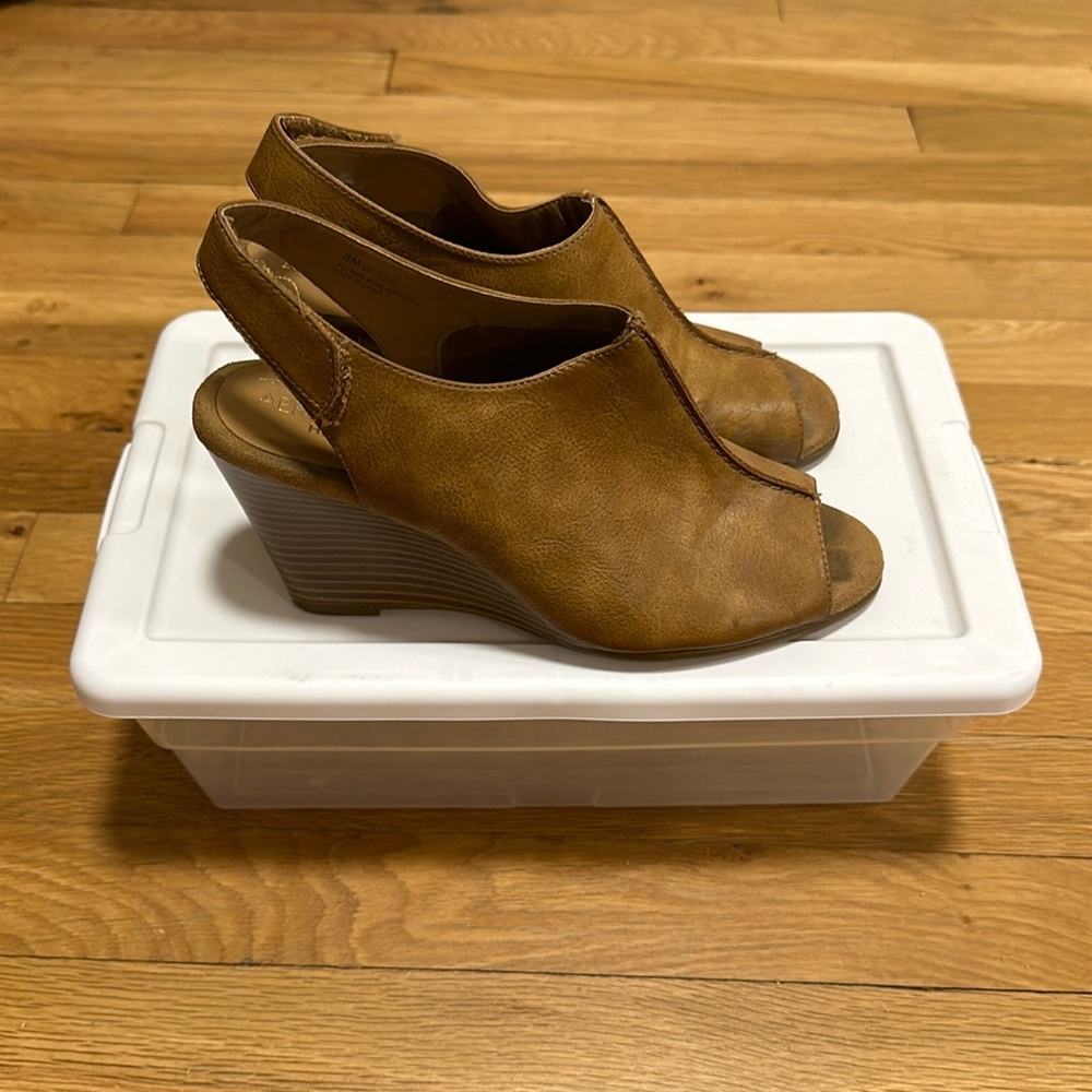 Aerosoles leather wedge  sandal W8